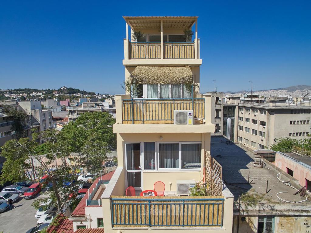 wysoki budynek z balkonem w obiekcie toStay-Unique apartment hotel in Athens center! w Atenach