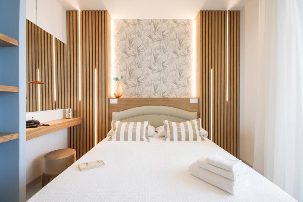 A bed or beds in a room at Hotel Alexandra - Beach Front - Healthy XXL Breakfast & Brunch until 12 30 - parking included