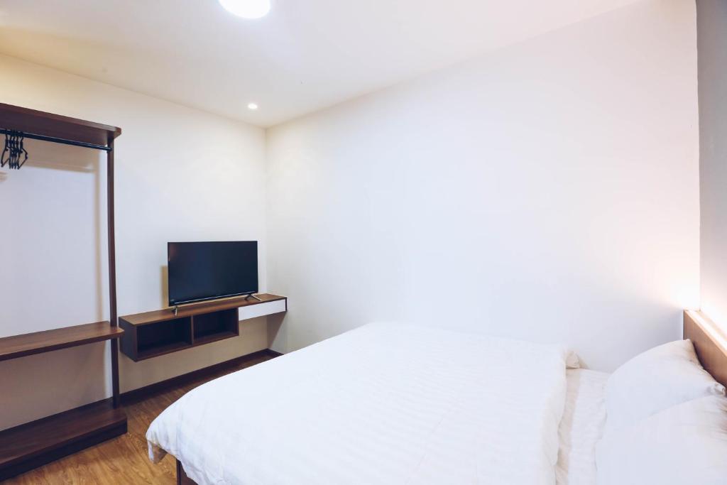 TV a/nebo společenská místnost v ubytování TTR Studio Apart Hotel
