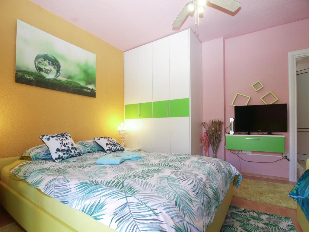 Łóżko lub łóżka w pokoju w obiekcie House Vesna 1479