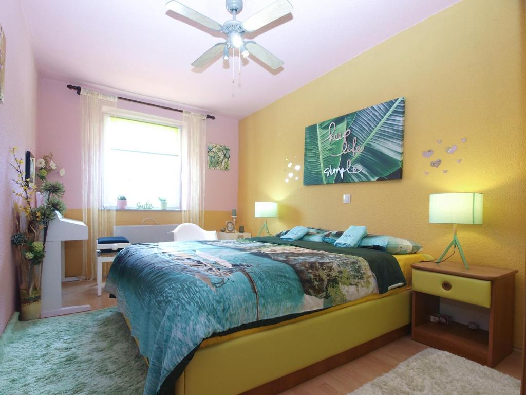 Łóżko lub łóżka w pokoju w obiekcie House Vesna 1479