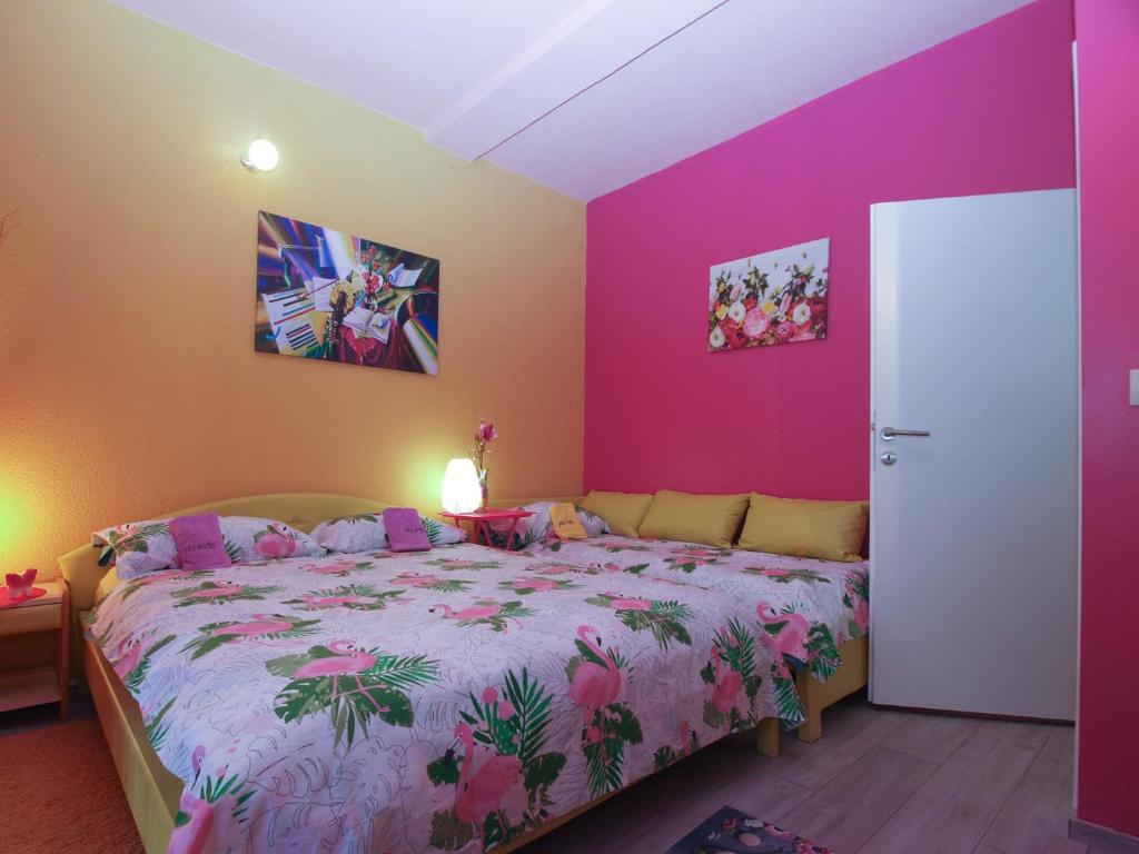 Łóżko lub łóżka w pokoju w obiekcie House Vesna 1479
