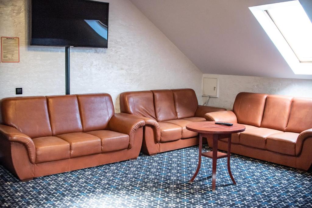 zwei braune Ledersofas und ein Tisch in einem Zimmer in der Unterkunft Stacja Jura in Kroczyce