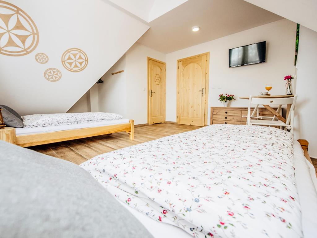 Posteľ alebo postele v izbe v ubytovaní Góralski Przystanek dom dla max 17 osób z sauną i balią z funkcją jacuzzi