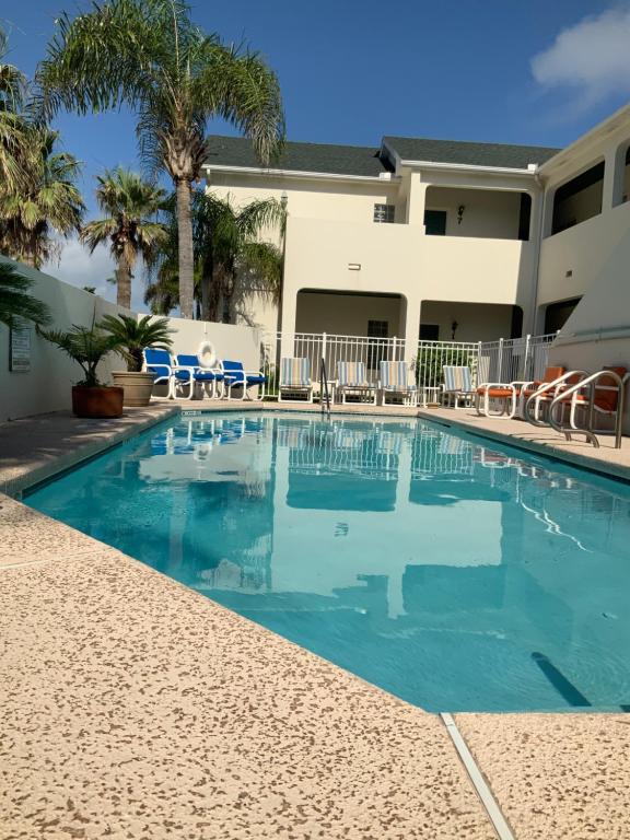 einem Pool vor einem Gebäude mit einem Resort in der Unterkunft Bahama Breeze #2 Sea Dancer Condos in South Padre Island