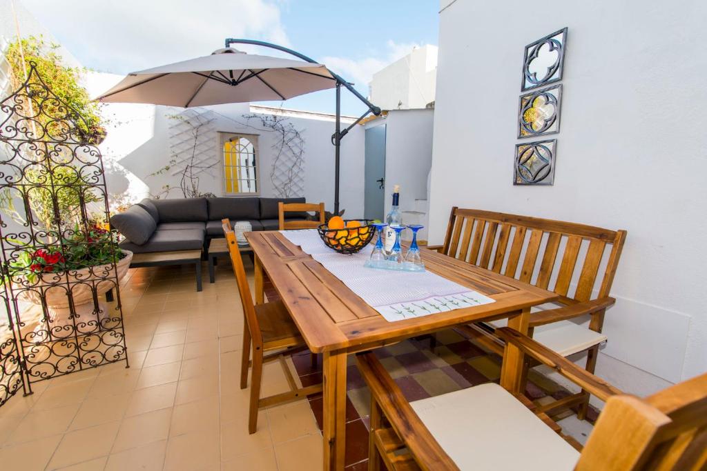 Charming town house just 500m from the marina and its well known typical market - Maison De Vacances