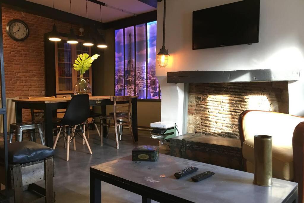 Et tv og/eller underholdning på T3 duplex industriel hyper centre ville historique