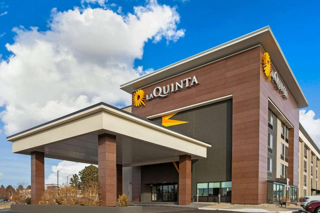 un edificio con un cartel de Walmart encima en La Quinta by Wyndham Denver Aurora Medical en Aurora