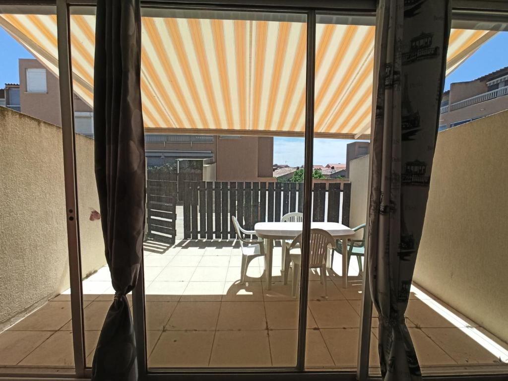 マルセイヤンにあるAppartement à Marseillan plage accès direct à la plageの窓からパティオの景色を望めます。