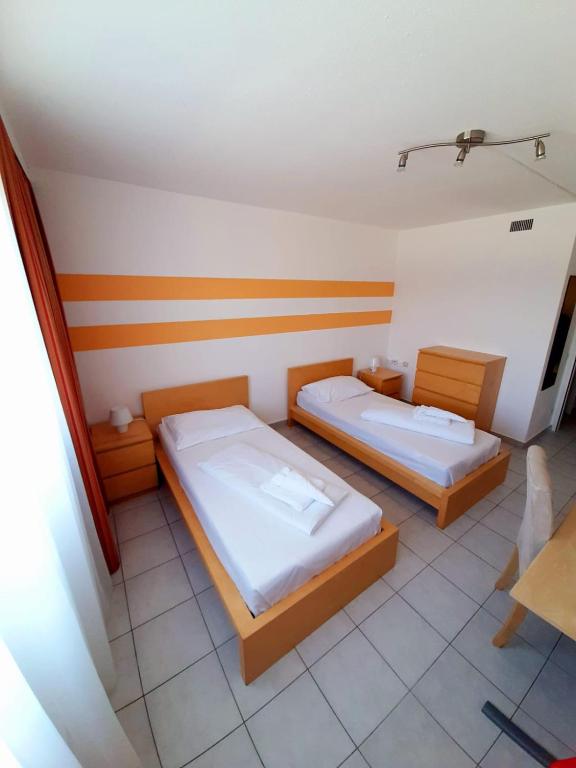 Postel nebo postele na pokoji v ubytování Lenas West Hotel