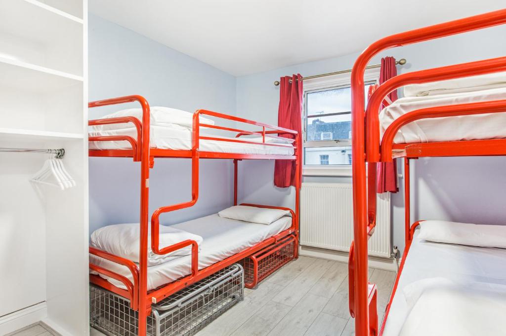Astor Victoria Hostel - 