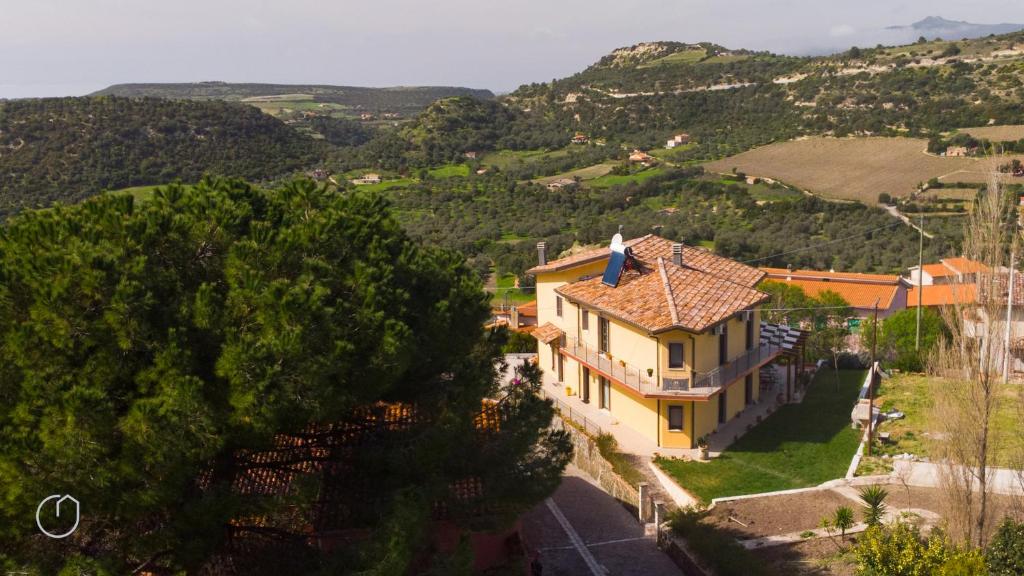 een luchtzicht op een huis op een heuvel bij Il Castello di Modolo in Modolo