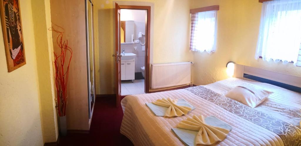 Postel nebo postele na pokoji v ubytování Pension Erika