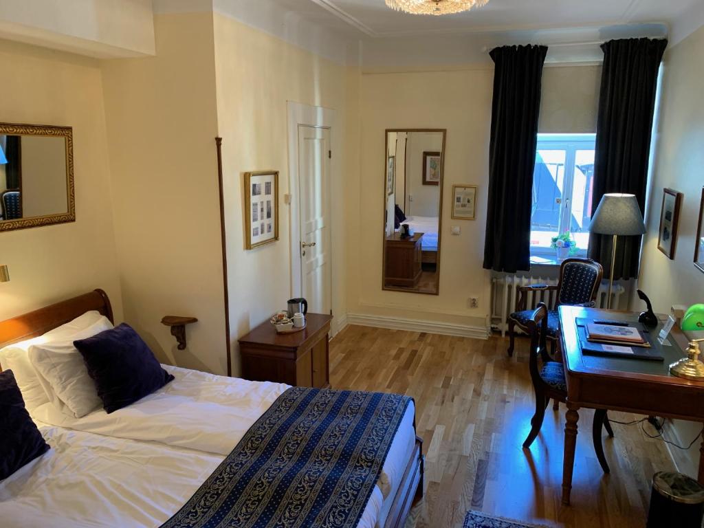 Postel nebo postele na pokoji v ubytování Mayfair Hotel Tunneln