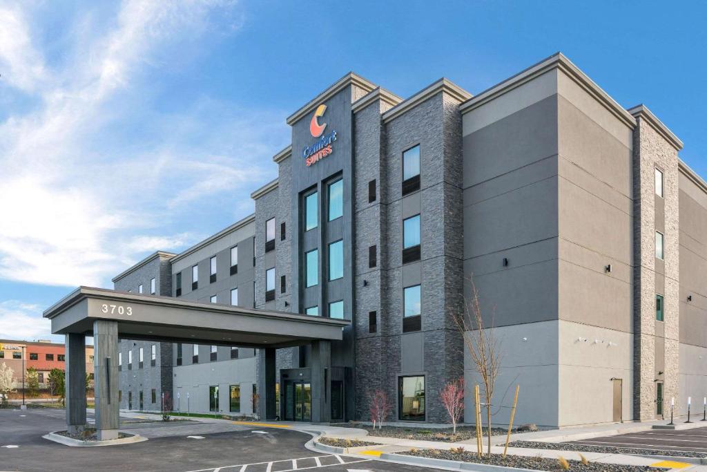 un montage de l'avant d'un bâtiment dans l'établissement Comfort Suites Kennewick at Southridge, à Kennewick