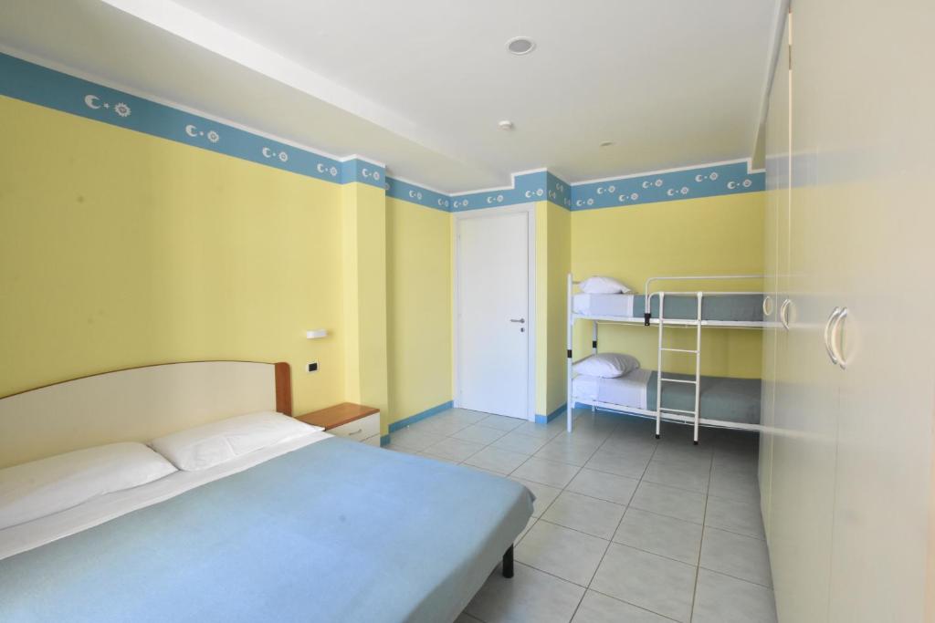 Postel nebo postele na pokoji v ubytování Hotel Bristol - a 30 mt dalla spiaggia