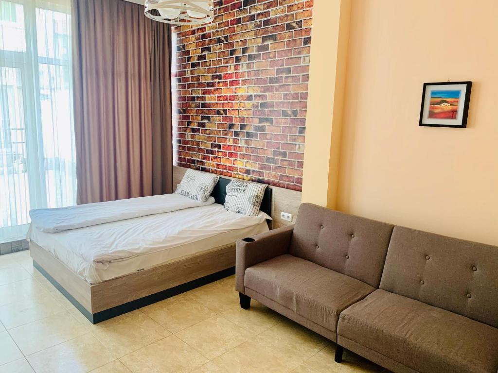 Agora Studios - Family Room With Balcony