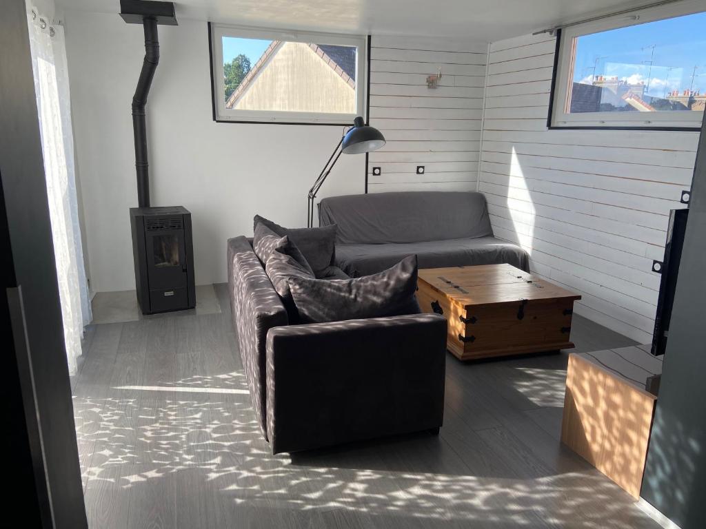 ein Wohnzimmer mit einem Sofa und einem Couchtisch in der Unterkunft La Maison d'Arsène in Le Mans