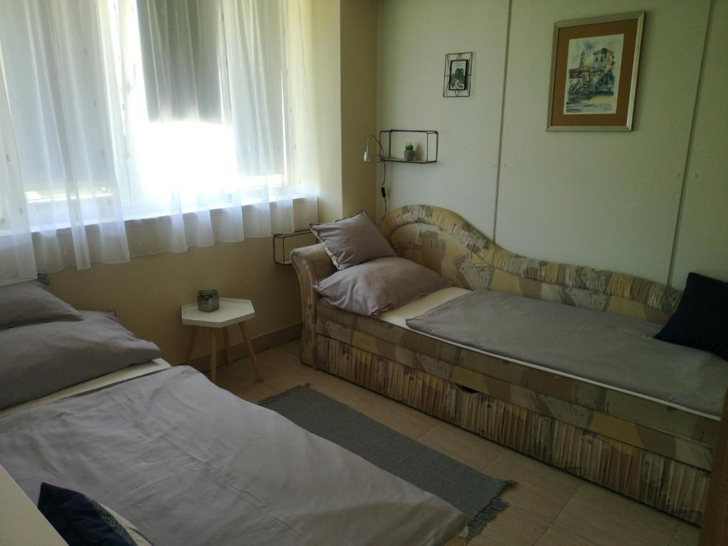 Postel nebo postele na pokoji v ubytování Gyenesi Virág Apartman