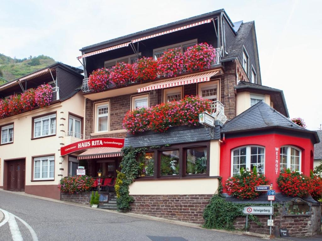 un edificio con cajas de flores en su lado en Das Gästehaus in Valwig, en Valwig