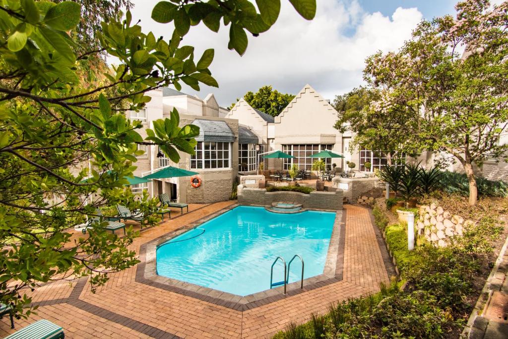 una piscina nel cortile di una casa di City Lodge Hotel Pinelands a Città del Capo