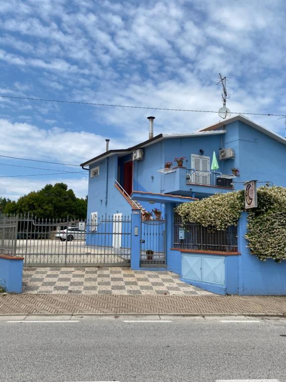 un edificio blu sul lato della strada di B&B Dolce Sogno a SantʼElpidio a Mare