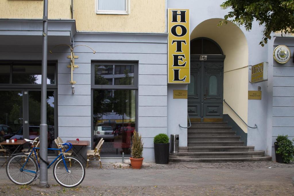 una bicicleta estacionada frente a un edificio en Hotel Am Stuttgarter Eck, en Berlín