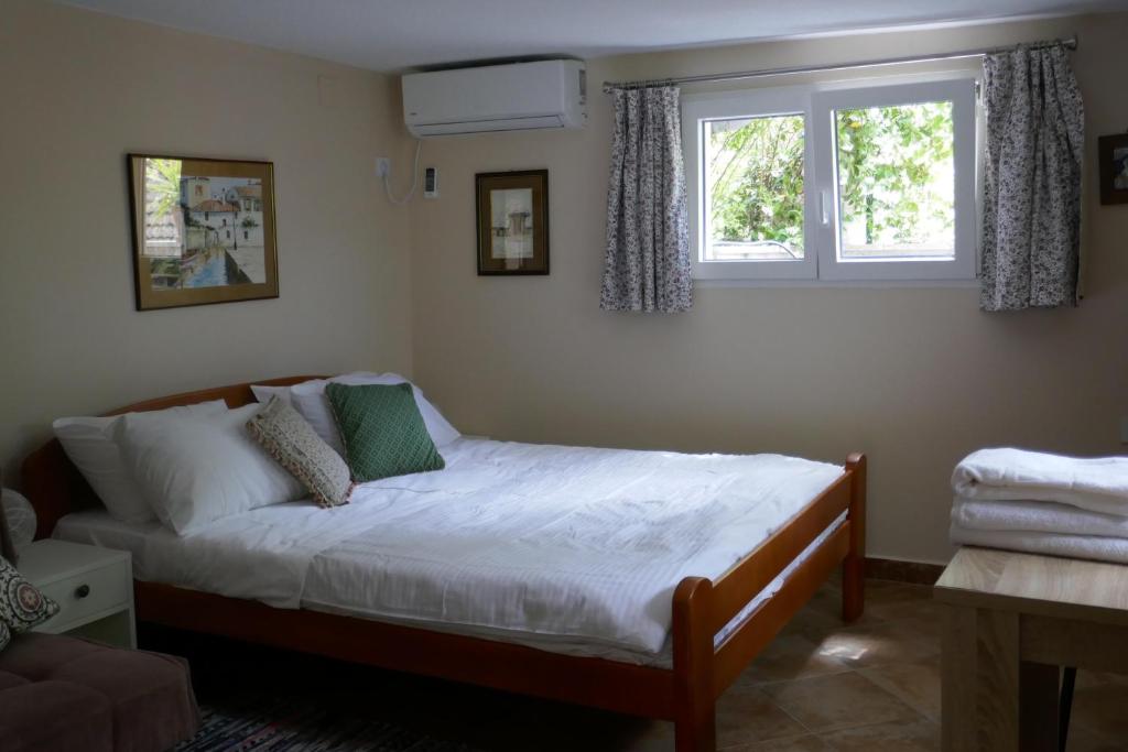 Postel nebo postele na pokoji v ubytování EcoHouse Risan Studio
