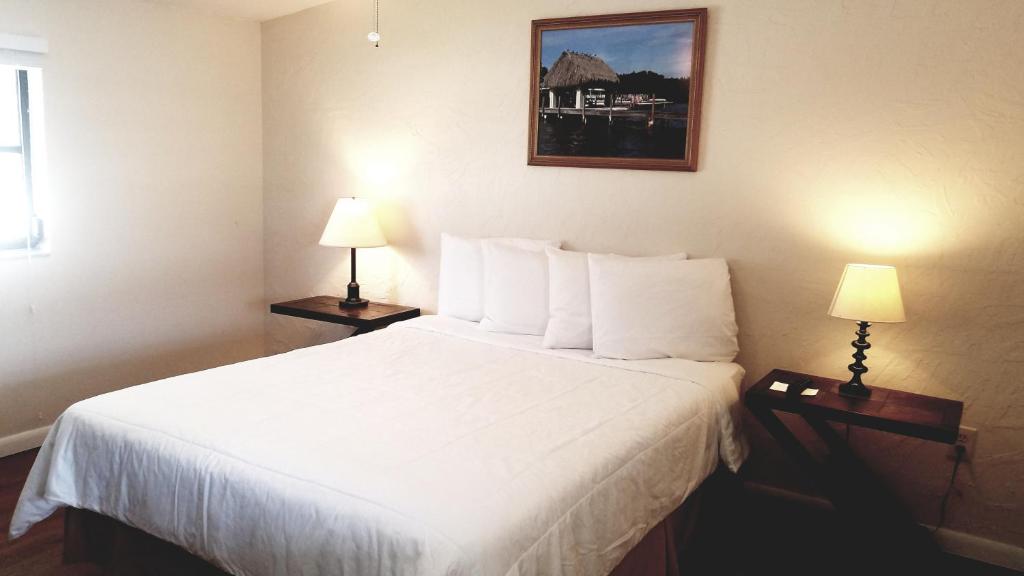 Uma cama ou camas num quarto em Parmer's Resort