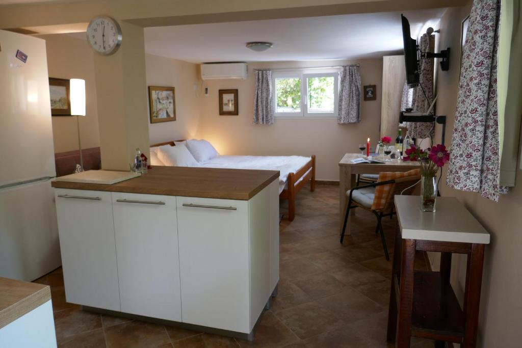 Postel nebo postele na pokoji v ubytování EcoHouse Risan Studio