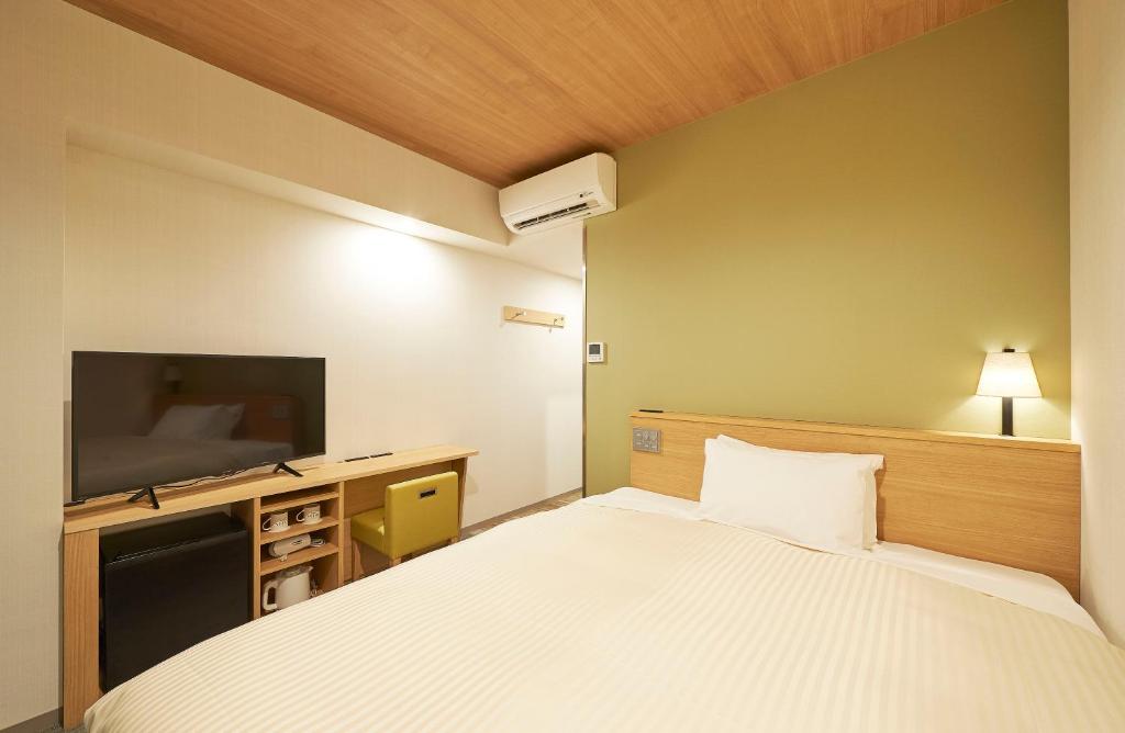 Postel nebo postele na pokoji v ubytování Sotetsu Fresa Inn Tokyo Tamachi