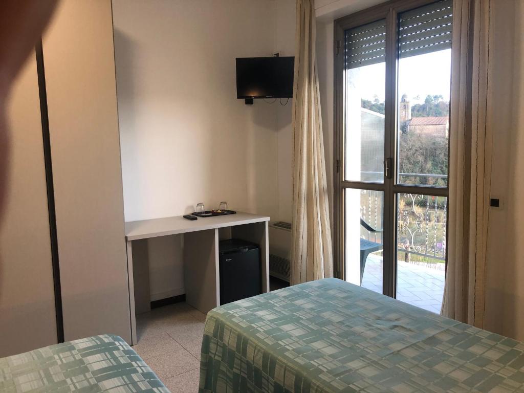 A bed or beds in a room at Albergo Ristorante La Greppia