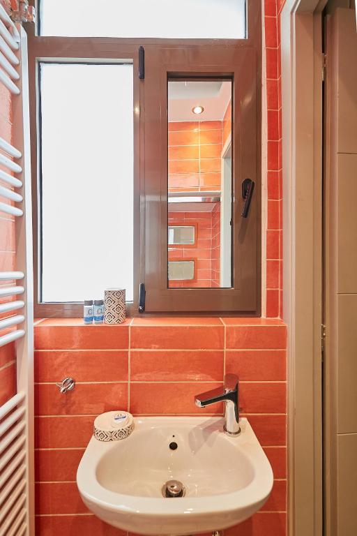 Kúpeľňa v ubytovaní Mind-blowing petite studio in the heart of Athens!