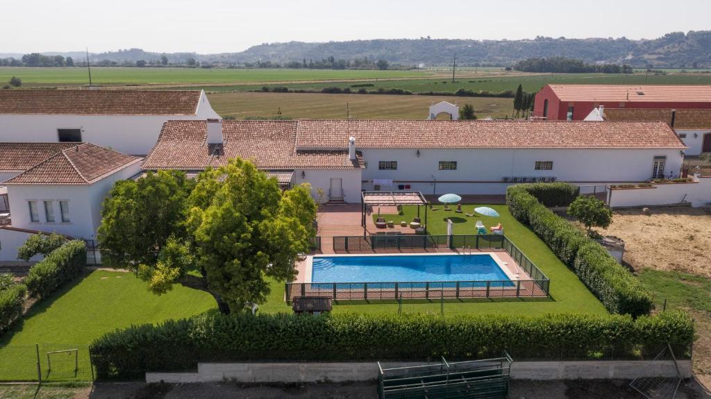 uma vista aérea de uma casa com piscina em Quinta da Gafaria em Santarém