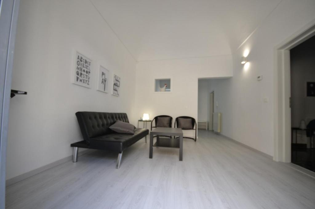 - un salon avec deux chaises et un canapé dans l'établissement Casa Pinuccia guest house, à Rosolini