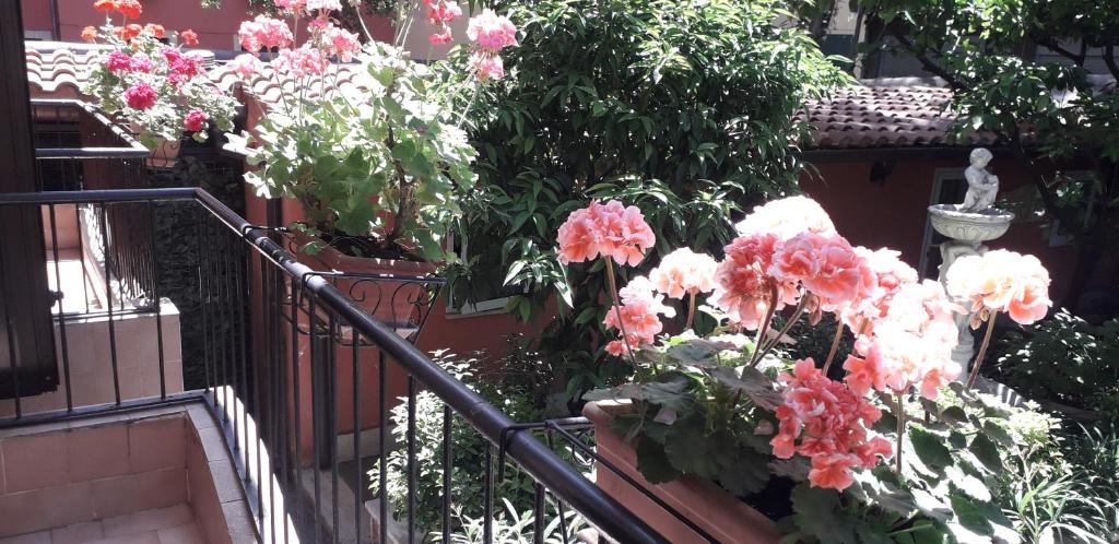 un mazzo di fiori rosa su un balcone di Gioia Guest House a Roma