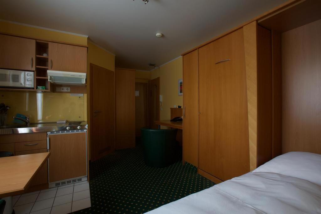 Au P'tit Max - Studios hotel - Resim 13