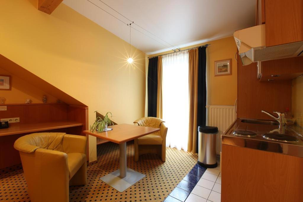 Au P'tit Max - Studios hotel - Resim 21