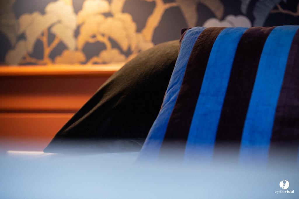 a close up of a black and blue striped chair at Othil in Aire-sur-lʼAdour