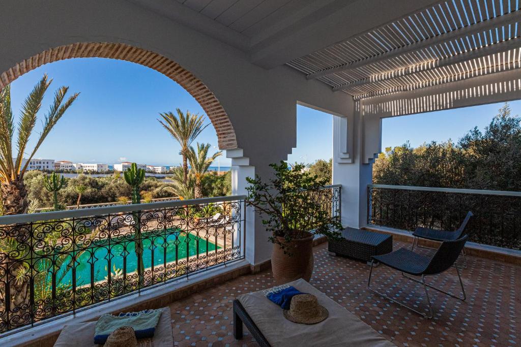 Bazén v ubytování Le Riad Villa Blanche nebo v jeho okolí