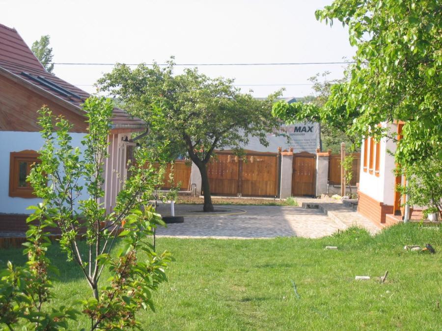 a yard of a house with a tree and a fence at Birsalma Vendégház in Markaz