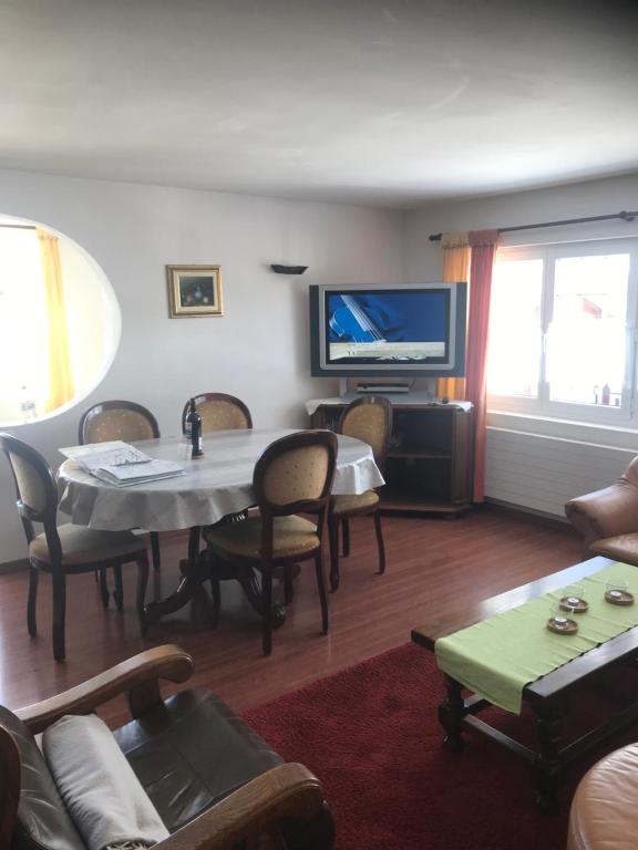 TV a/nebo společenská místnost v ubytování Ferienwohnung Edelweiss