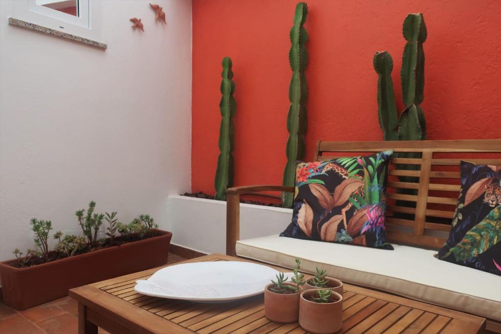 a room with a couch and a table with plants at Casa Barru in Albufeira