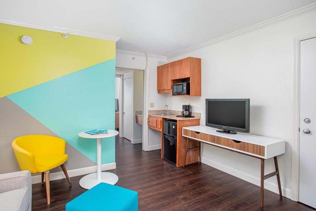 Kuchyň nebo kuchyňský kout v ubytování Beachside Hotel and Suites