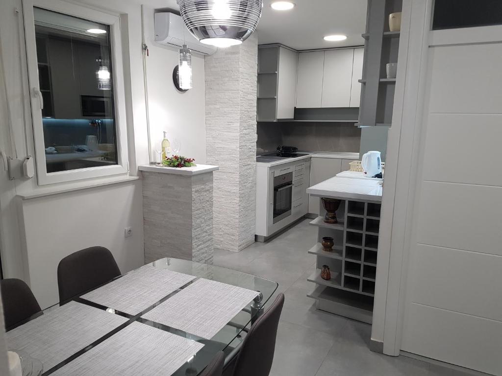 eine Küche mit einem Tisch und einem Esszimmer in der Unterkunft Premium apartment in Banja Luka