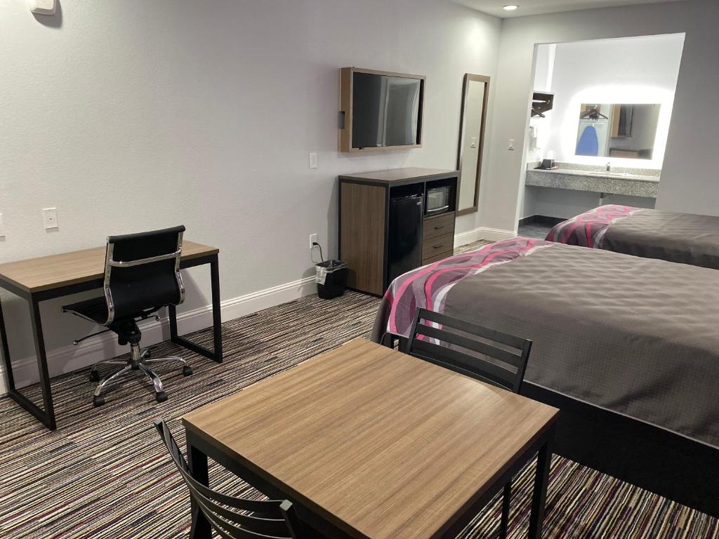 Palace Inn Crosby - Deluxe Queen Room With Two Queen Beds