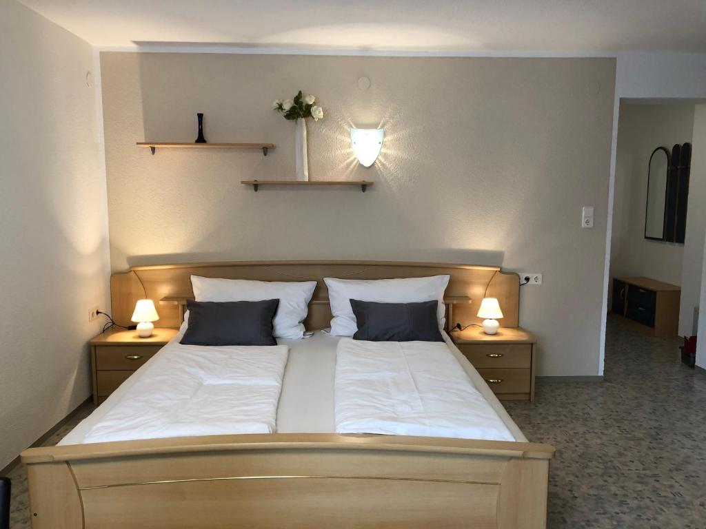 sypialnia z dużym łóżkiem z 2 lampami w obiekcie Ferienwohnung EG Familie Meinschad w mieście Rietz