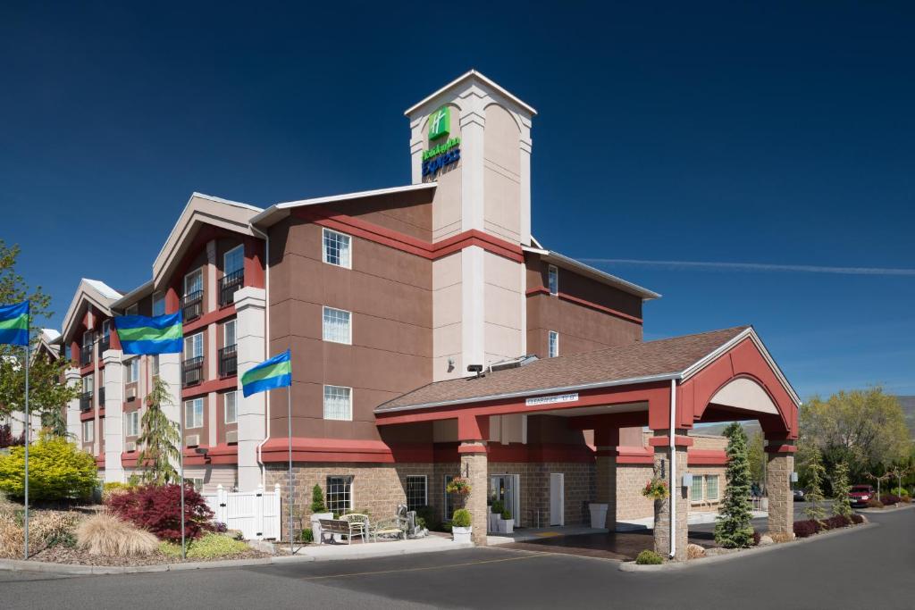 ein Hotelgebäude mit einem Uhrturm darüber in der Unterkunft Holiday Inn Express Wenatchee, an IHG Hotel in Wenatchee
