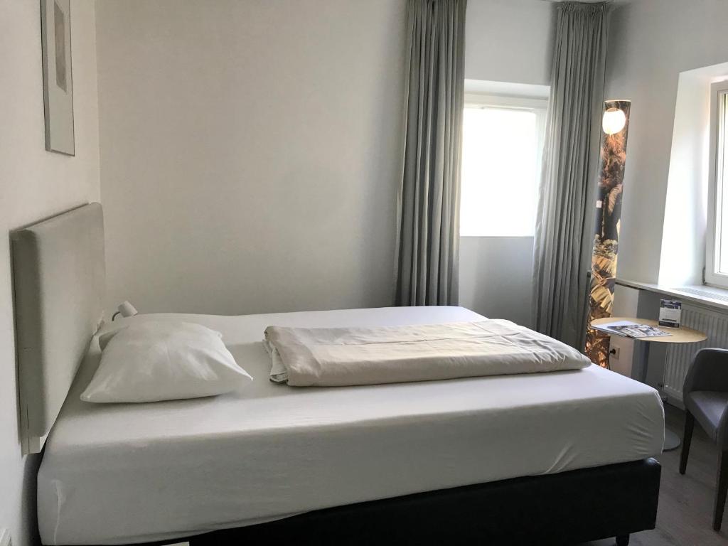 Postel nebo postele na pokoji v ubytování Parkhotel Hall in Tirol