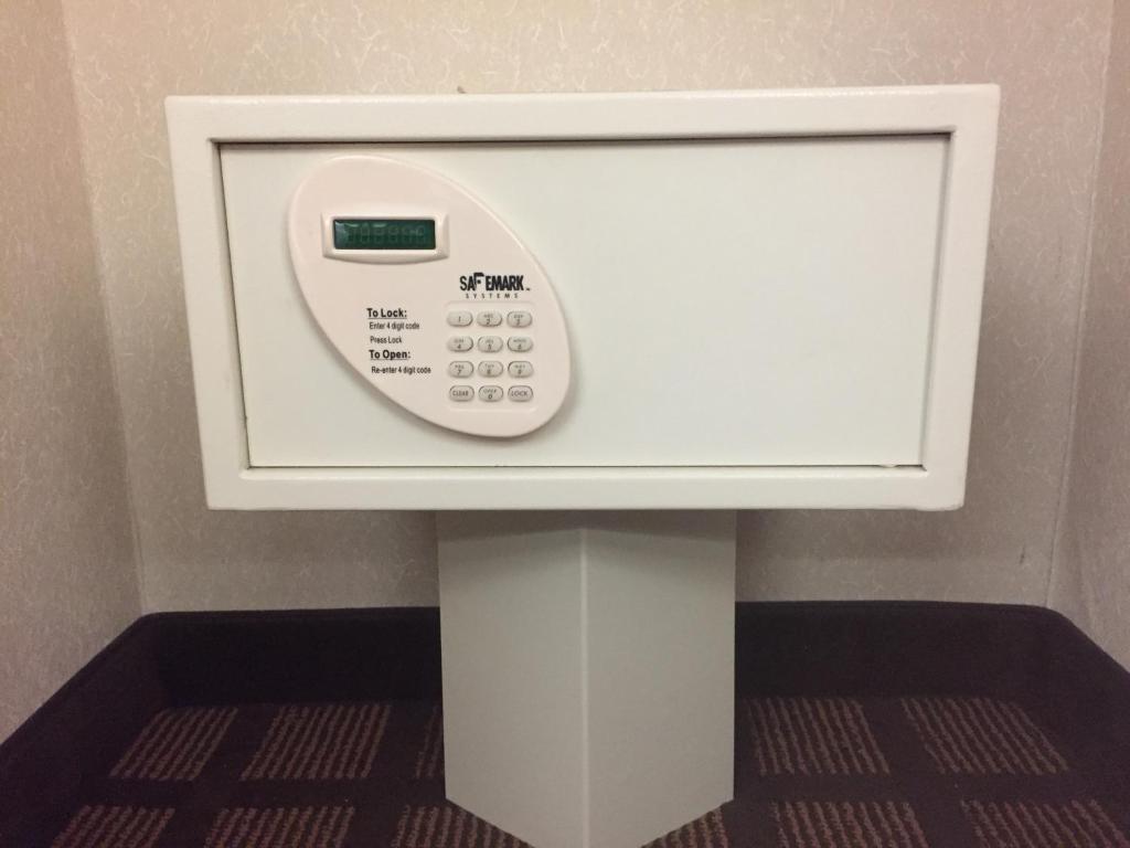 eine Maschine mit Telefon in einem Zimmer in der Unterkunft Microtel Inn &amp; Suites by Wyndham Uncasville Casino Area in Uncasville
